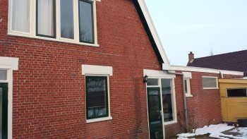 In Uithuizen na aardbeving schade voegwerk herstellen