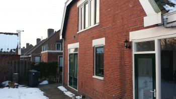 In Uithuizen na aardbeving schade voegwerk herstellen