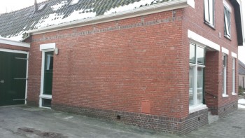 In Uithuizen na aardbeving schade voegwerk herstellen