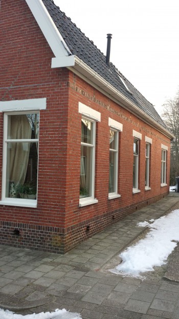 In Uithuizen na aardbeving schade voegwerk herstellen