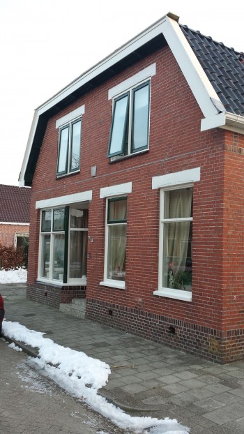 In Uithuizen na aardbeving schade voegwerk herstellen